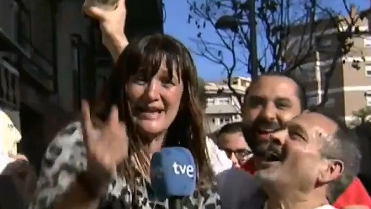 La celebración en vivo de la periodista española que ganó una fortuna en la lotería (VIDEO)