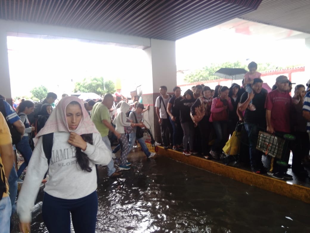 Caos en el puente Simón Bolívar por fuertes lluvias este #12Dic
