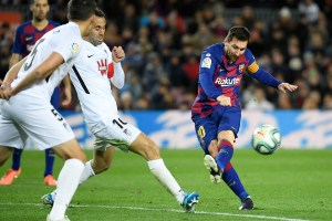 Messi mantiene al Barcelona como líder de la Liga en el debut de Setién