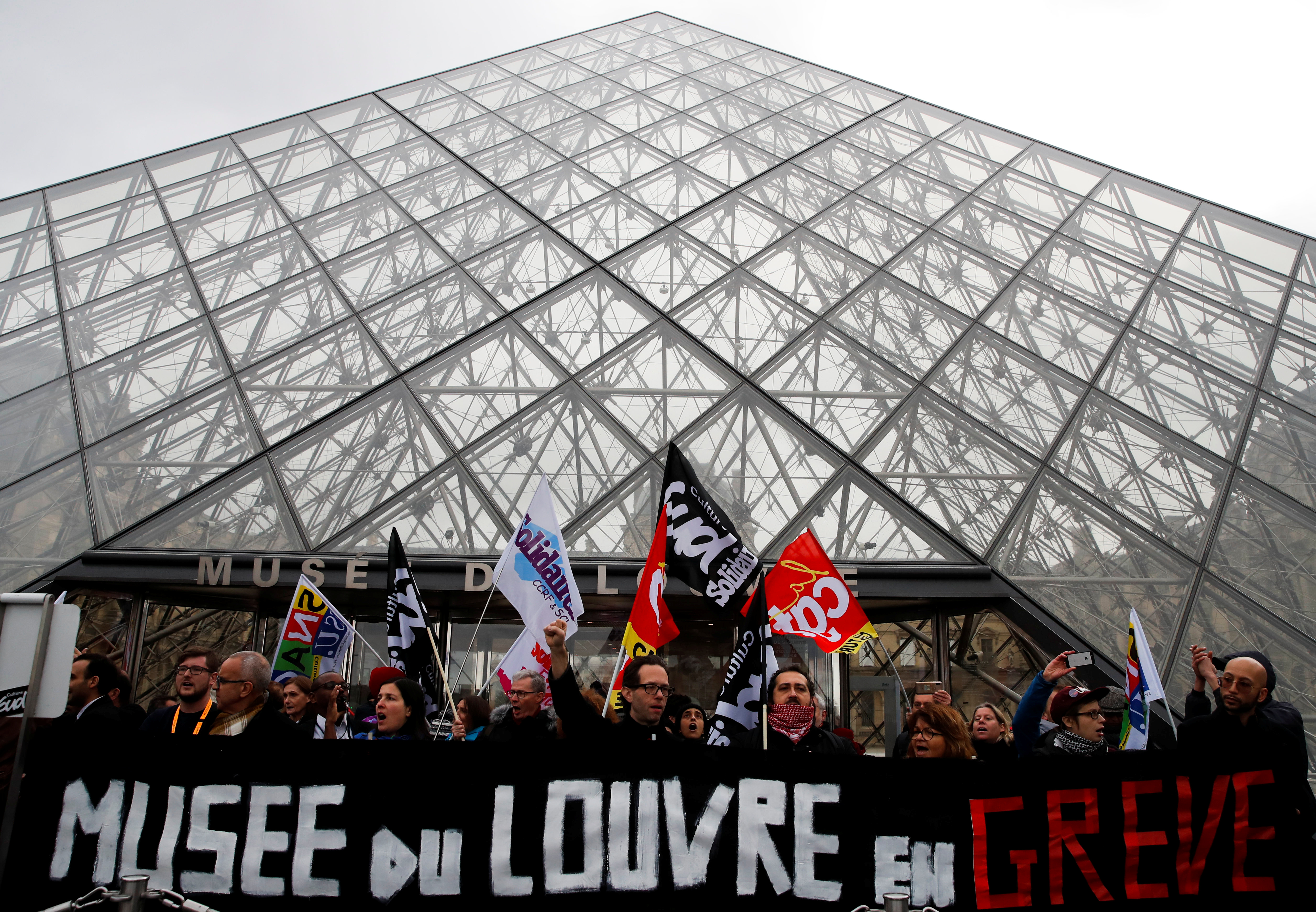Un grupo de manifestantes impide la apertura del Museo del Louvre en París