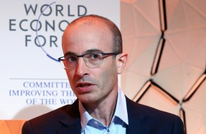 Las tenebrosas predicciones del reconocido historiador Yuval Harari en Davos: “La mente está en peligro”