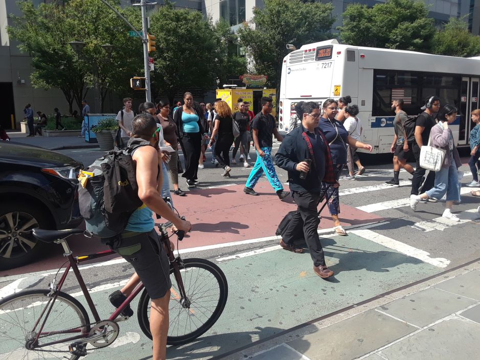 Latinos y negros acaparan 90% de las multas a peatones en Nueva York: ¿racismo o realidad?
