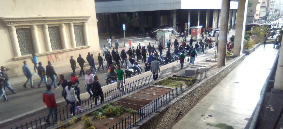 Reportan que colectivos chavistas llegan a la sede administrativa de la AN #14Ene (Foto)
