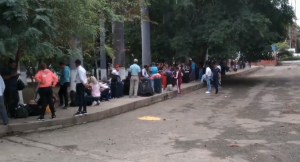 Ciudadanos realizan más de tres horas de cola para poder sellar pasaporte en el Táchira #23Ene (Video)