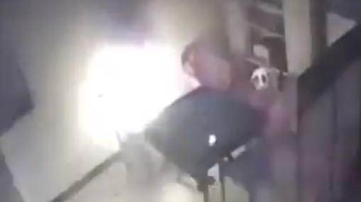 ¡Peligro! Dejó su cargador enchufado… y la casa se le prendió en candela (VIDEO)