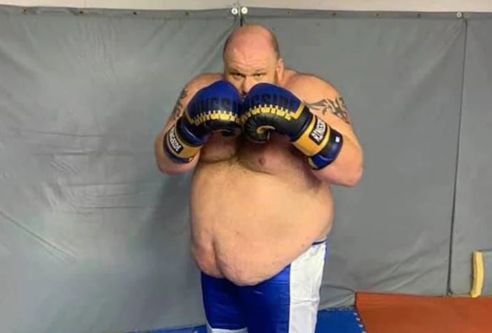 El brutal nocaut que sufrió un boxeador de 180 kilos en su debut como profesional (Video)