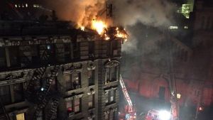 Varios bomberos heridos en incendios de gran altura en el Upper East Side