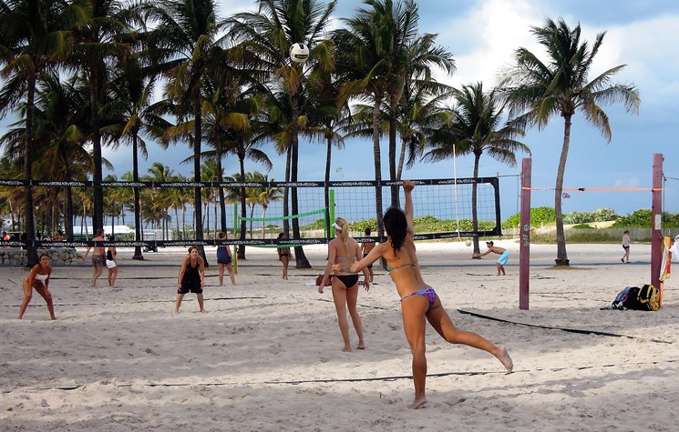 Jugadores de voleibol en Miami Beach despedidos de los tribunales para acomodar el Super Bowl LIV