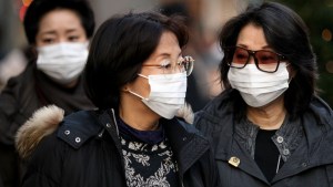 Máscaras de protección en lugar de iPhones o pañales en fábricas de China