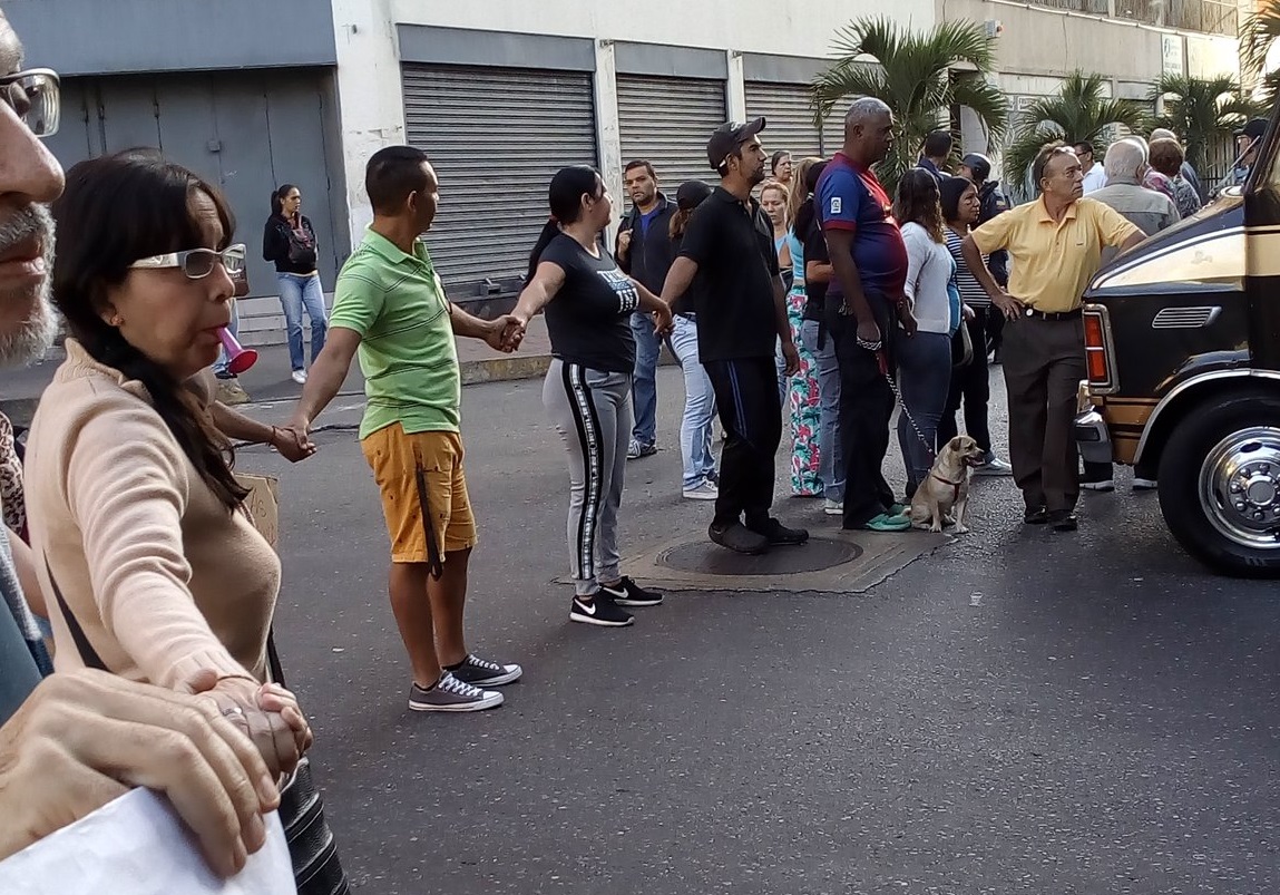 Vecinos en el centro de Caracas exigen agua y electricidad #27Ene (video)