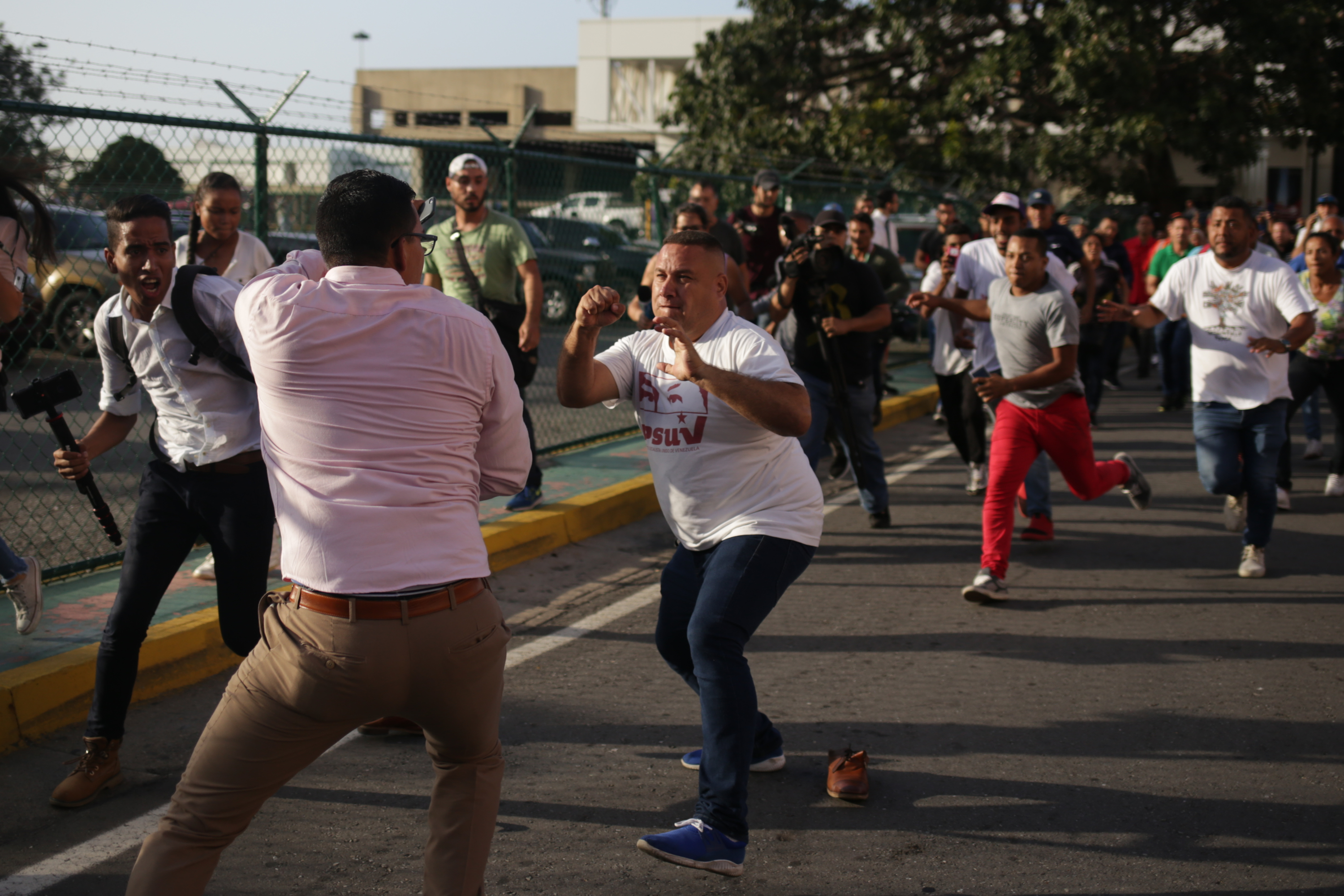 ¡RECONÓCELO! El agresor del periodista Maiker Yriarte en Maiquetía es compinche de García Carneiro (FOTOS)