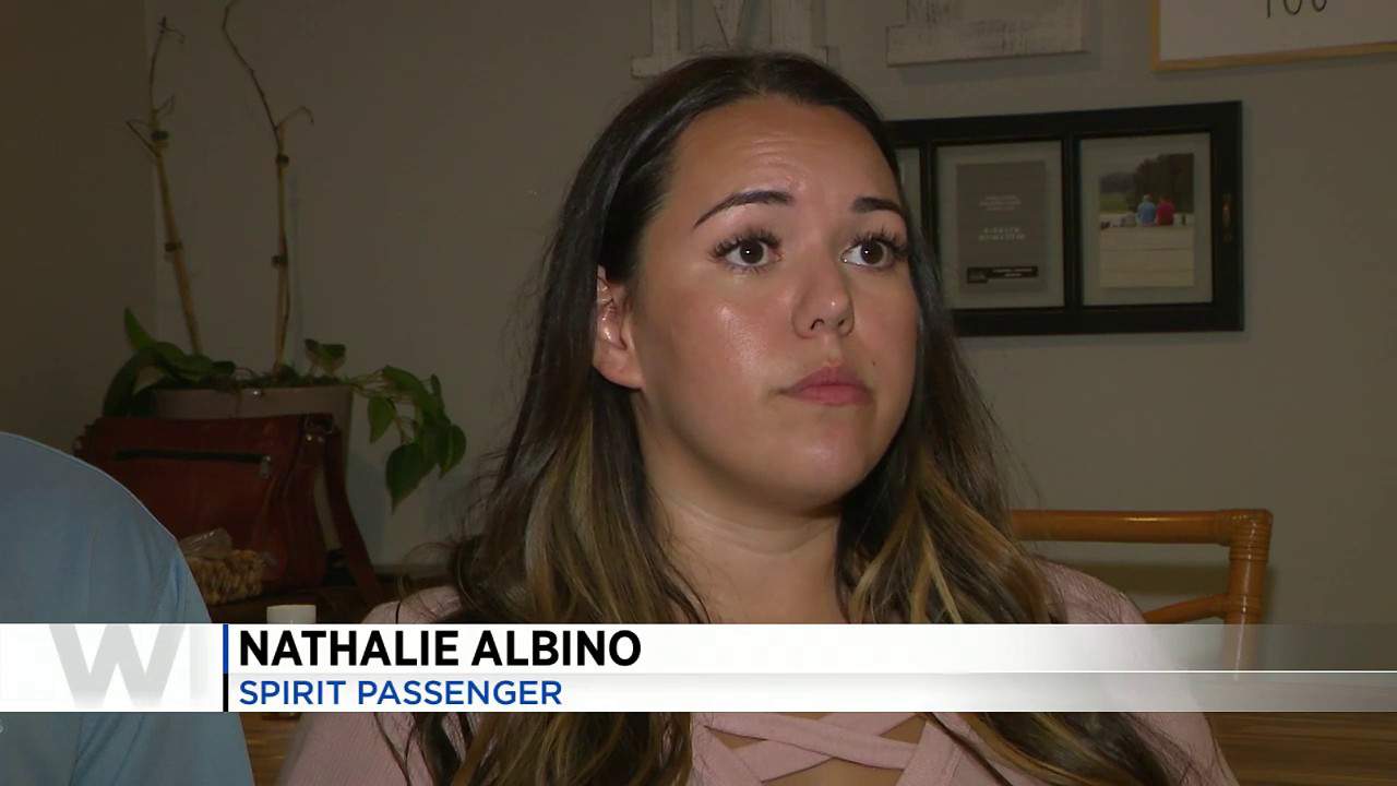 Enfermera dice que la tripulación de Spirit Airlines obligó a los pasajeros a caminar junto al cadáver de una mujer descubierta
