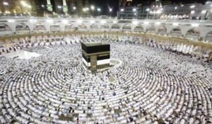 En La Meca, los peregrinos islámicos se protegen del coronavirus encomendándose a Alá