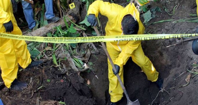 Hallaron diez cadáveres en una fosa clandestina en el oeste de México