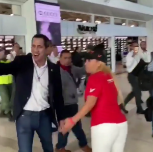 “Vamos a seguir adelante”: El momento en el que Guaidó superó el hostigamiento chavista (VIDEO)