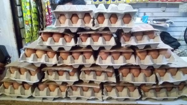 Disminuye la distribución de cartones de huevo