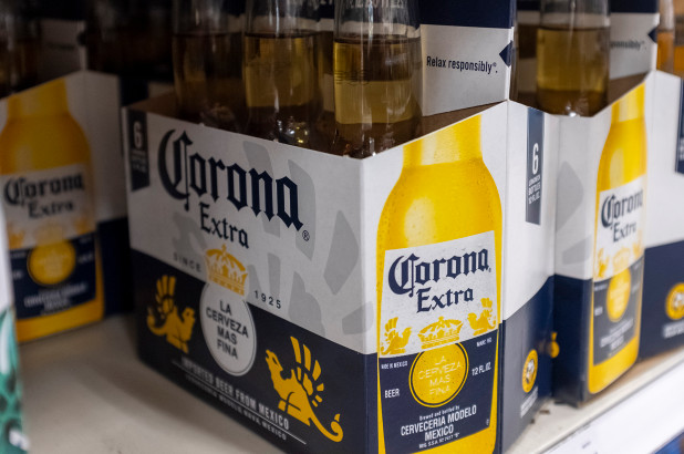 Encuesta halla que los estadounidenses están evitando la cerveza Corona en medio del brote de coronavirus