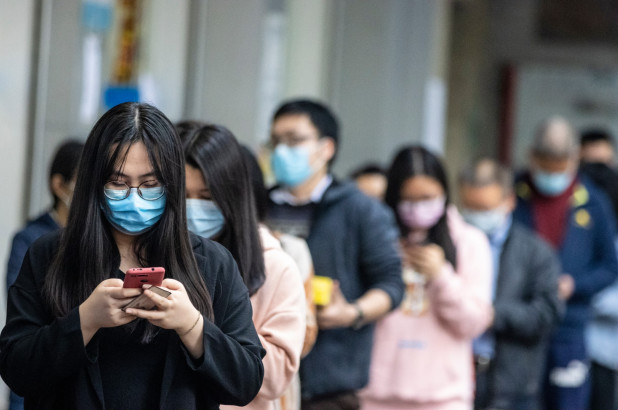Bajan los casos de coronavirus en China, cuya economía empieza a registrar daños
