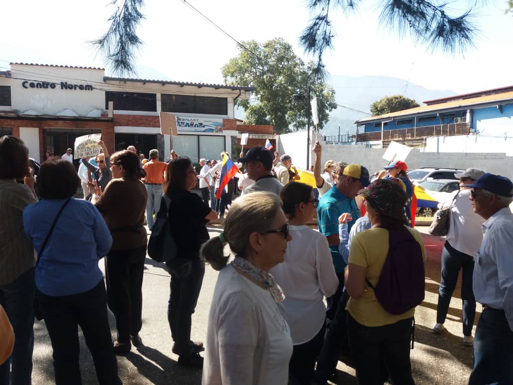 Merideños protestan frente a la Defensoría del Pueblo para exigir mejores servicios público #19Feb (fotos)