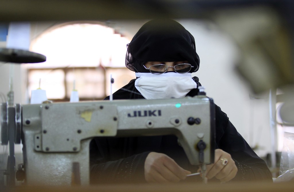 Mujeres yemeníes fabrican a toda prisa mascarillas contra el coronavirus