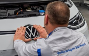 Volkswagen comienza a cerrar la producción en Europa por brote de coronavirus