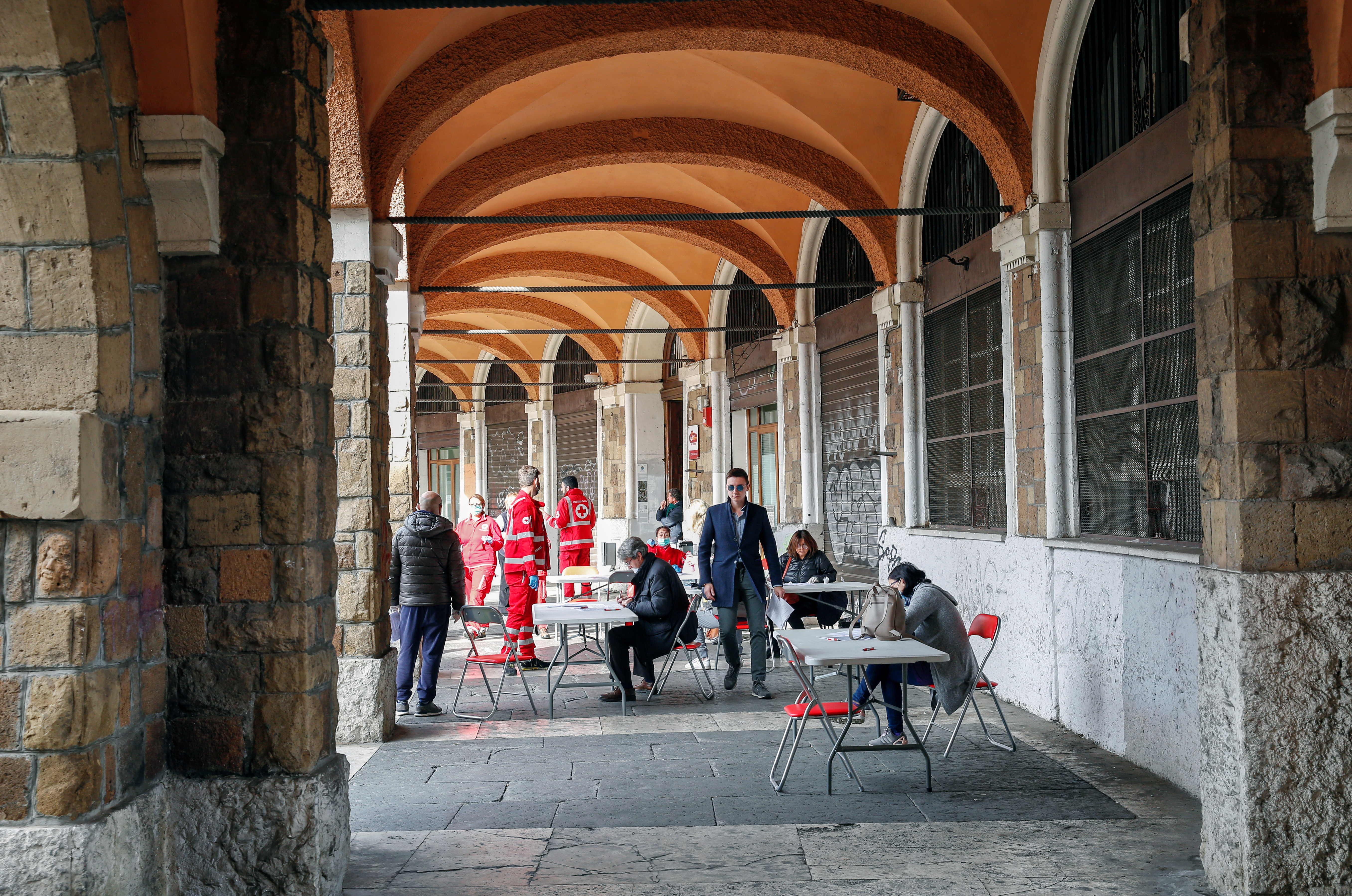En Italia, el riesgoso placer de la mesa…para combatir la pandemia