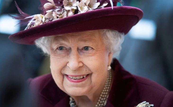 Reina Isabel II animó a la vacunación tras contar su experiencia: No duele nada
