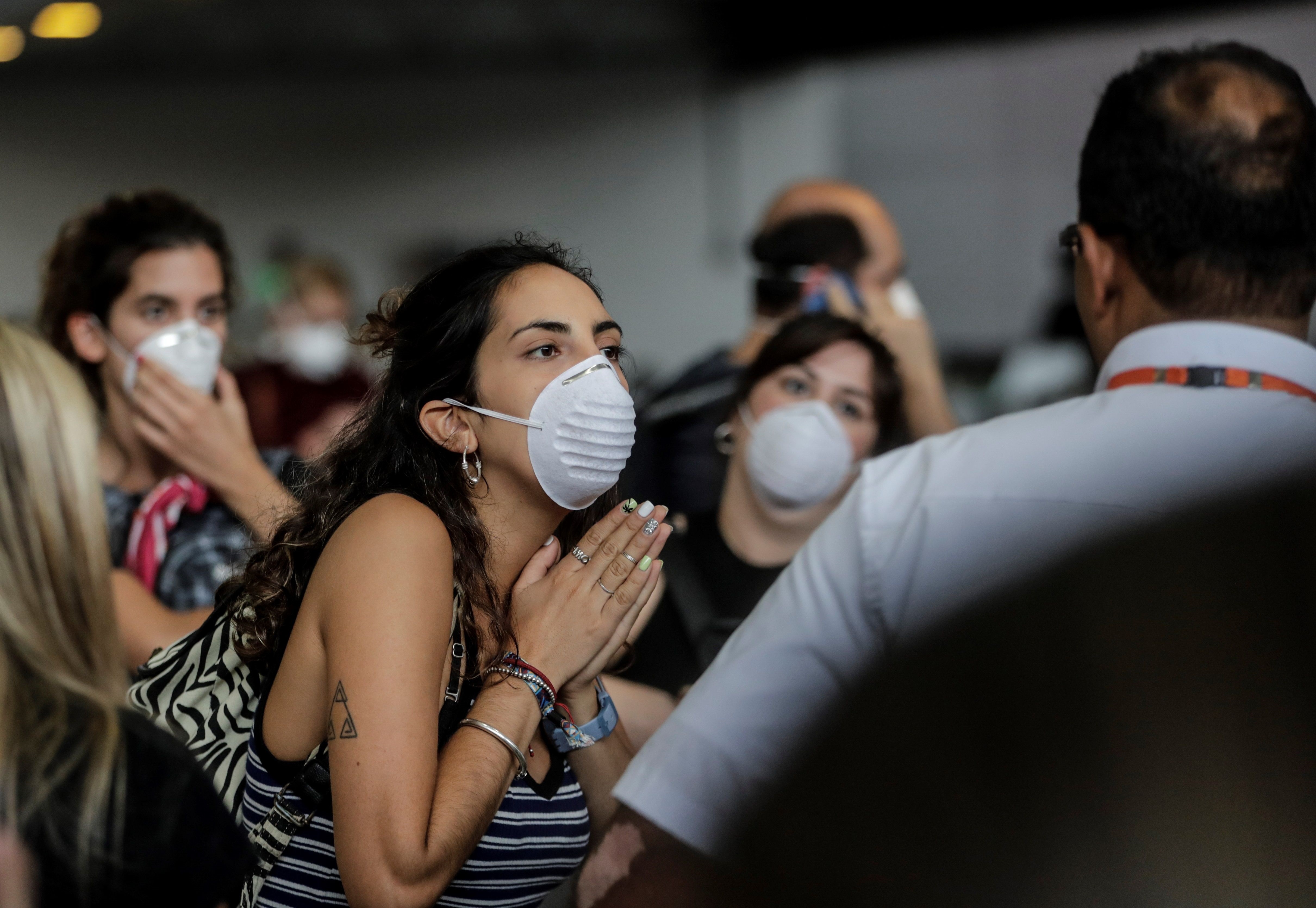 Cientos de extranjeros latinos se quedaron varados en el aeropuerto de Río de Janeiro (Fotos)