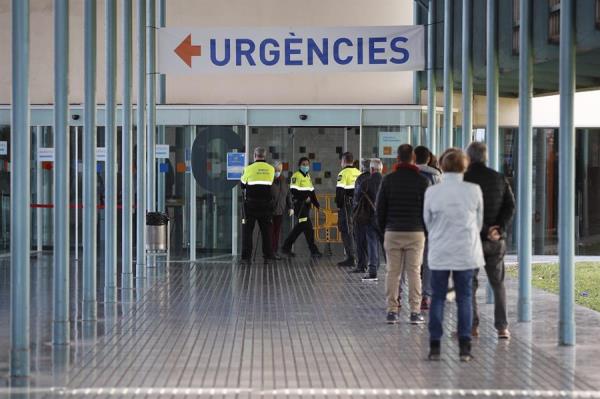 Hospitales desbordados y sanitarios agotados, imagen de la pandemia en España
