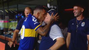 AUTOGOL: Maradona enciende las redes tras “zamparle” un beso en la boca a Carlos Tévez (VIDEO)