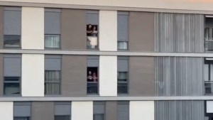 ¡Qué el miedo no te gane! En España juegan al bingo desde los balcones (VIDEO)