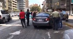 ¡Increíble! Un semáforo cayó sobre dos vehículos en plena avenida Rómulo Gallegos (Video)