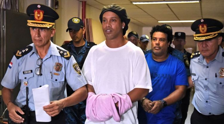 ¿Privilegios para Ronaldinho? Denuncian que pasa sus noches de fiesta con modelos durante su prisión domiciliaria