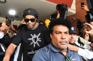La decisión de la Fiscalía paraguaya luego de que Ronaldinho declarara por más de ocho horas