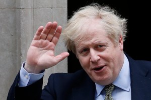 Arrecian las críticas a Boris Johnson por su gestión de la crisis del coronavirus