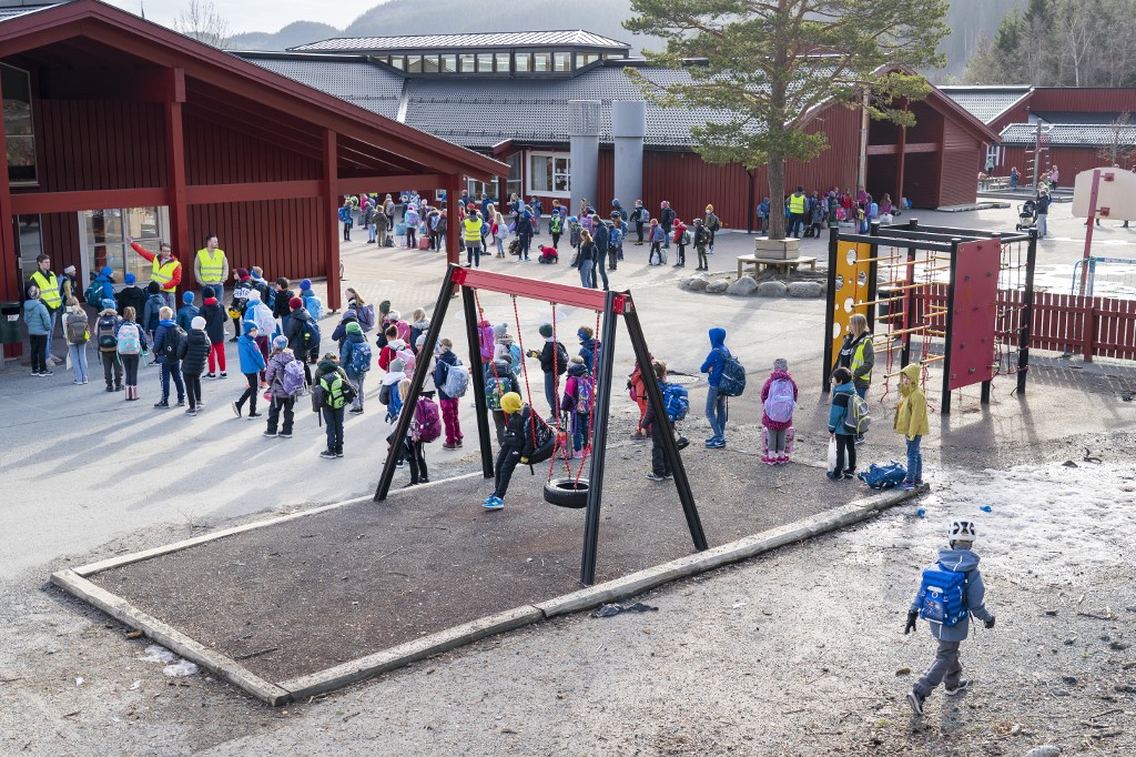 Los más pequeños vuelven a la escuela en Noruega