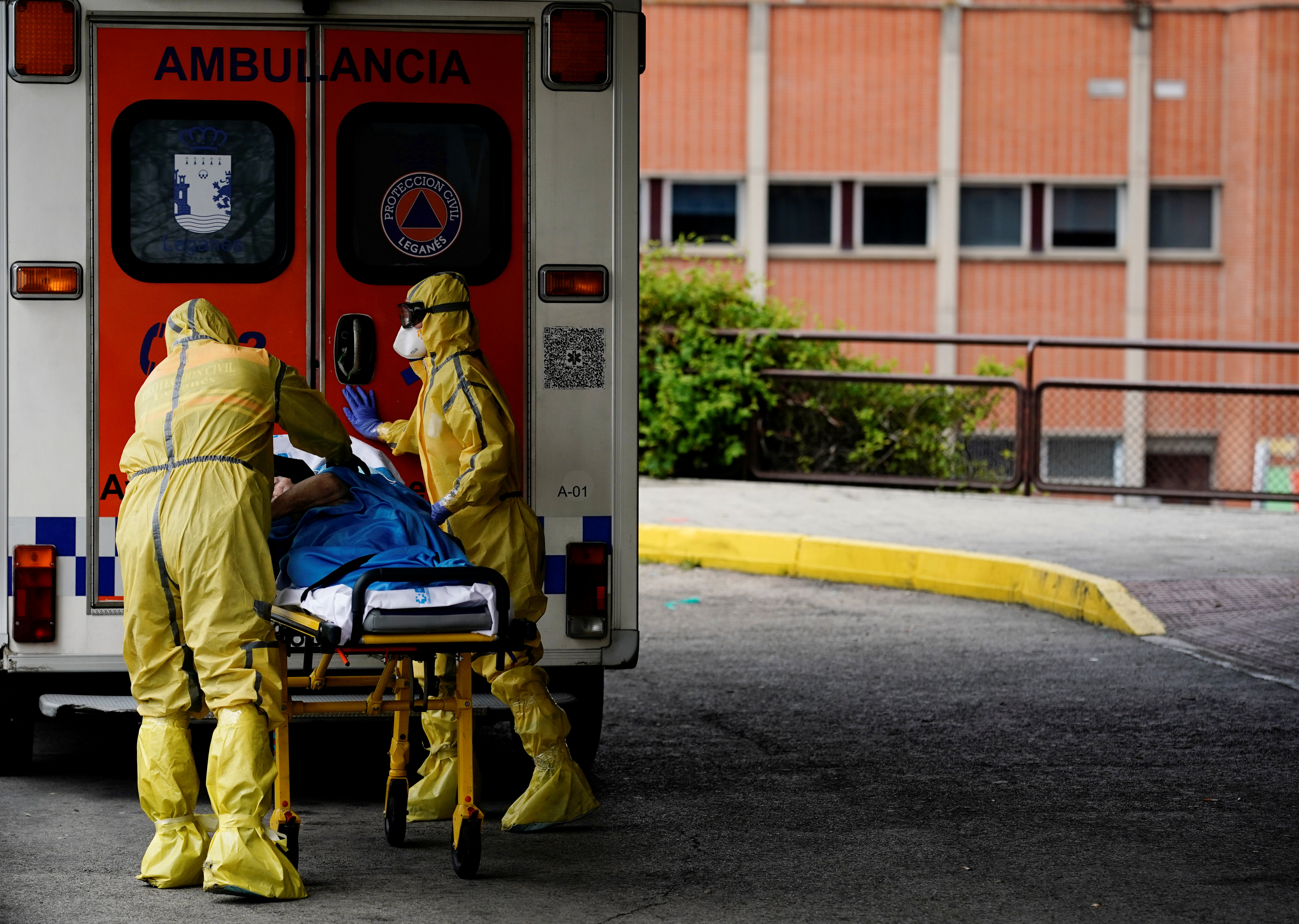 España supera 22.000 fallecimientos por coronavirus con nueva alza en muertes diarias
