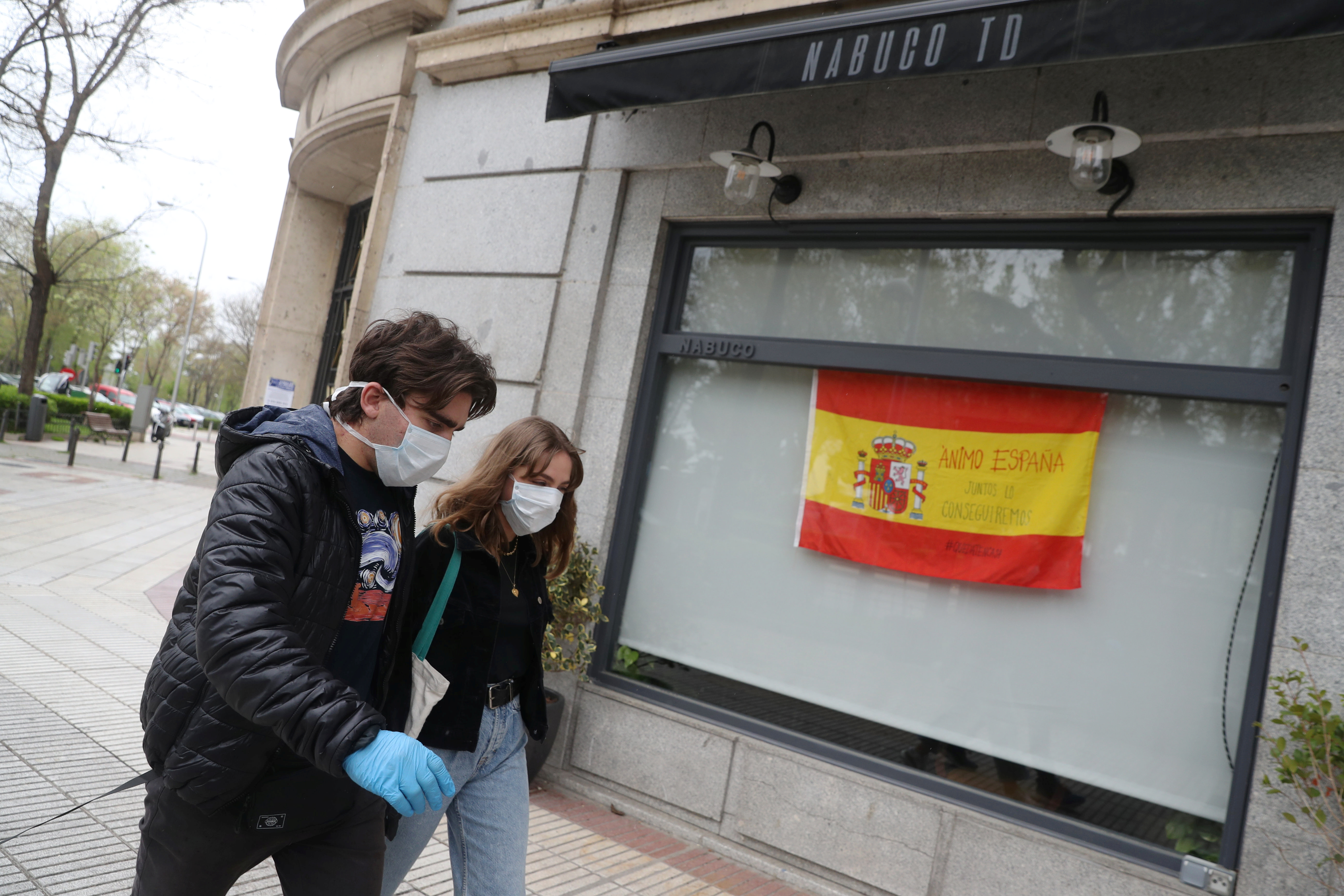 Coronavirus: España permite breves salidas de menores de 14 años acompañados de un adulto