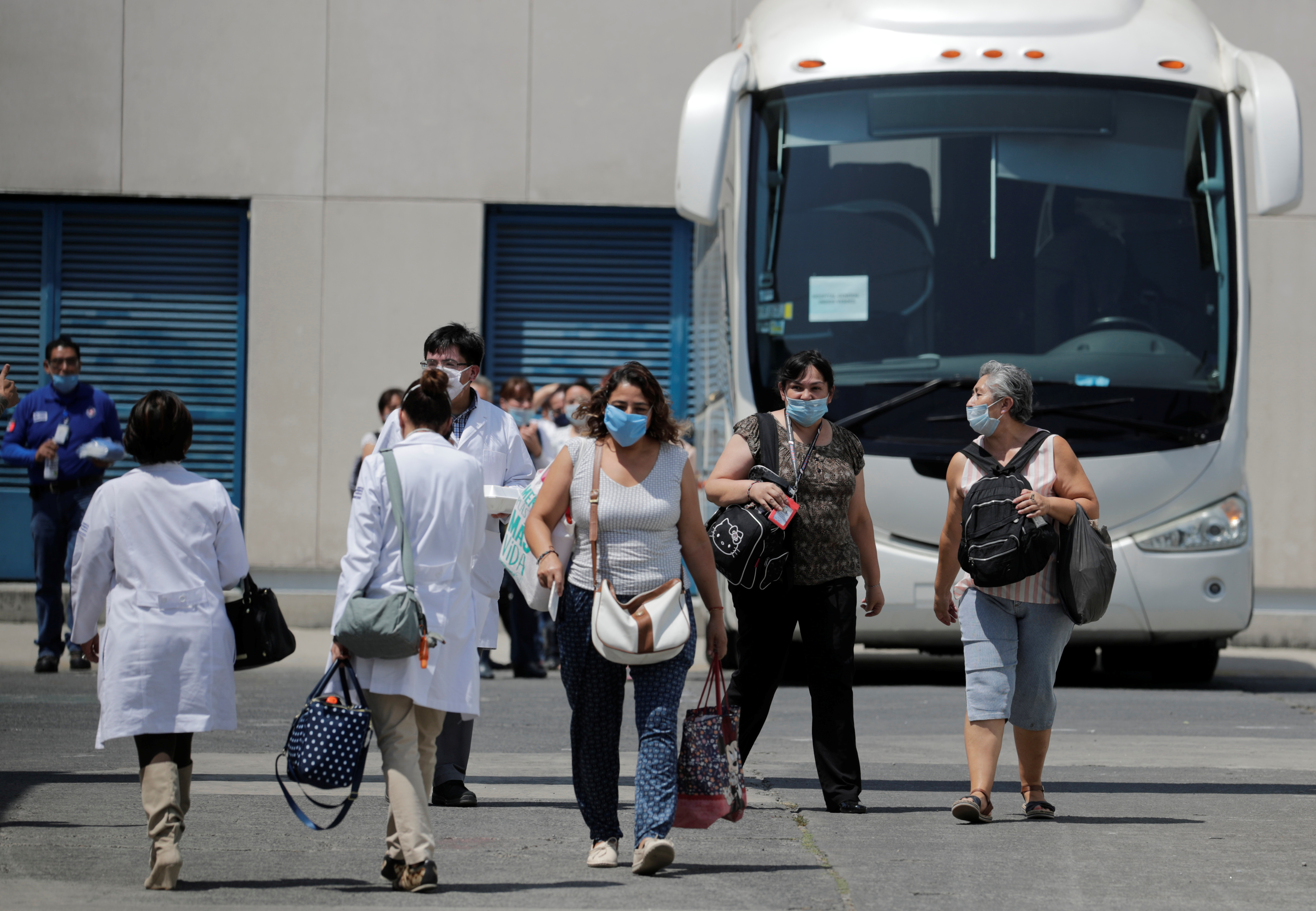 “No te nos acerques”: personal médico es discriminado en Latinoamérica en tiempos de coronavirus