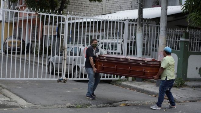 Familiares de muertos en Guayaquil por Covid-19 relatan la tragedia que ha provocado la pandemia