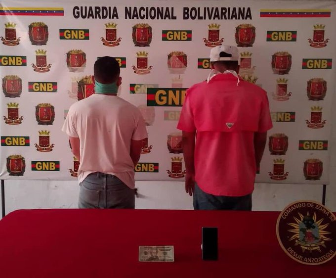 ¡Ajá, cuéntame más! Detuvieron a dos hombres que querían corromper a un GNB en Anzoátegui con dólares (FOTO)