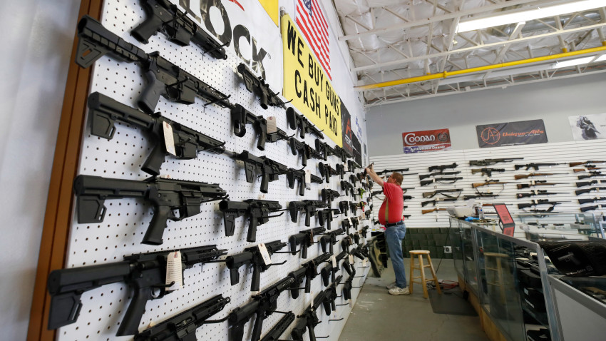 Juez estadounidense no bloqueará cierre de tiendas de armas en Los Ángeles