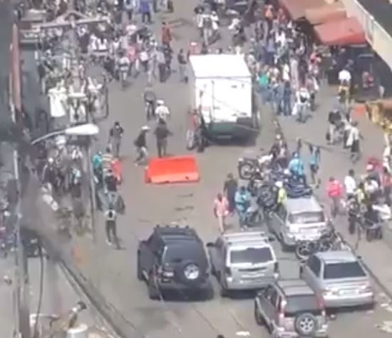 “El hambre no sabe de cuarentena”: Denuncian gran concentración de personas en Petare este #24Abr (Video)