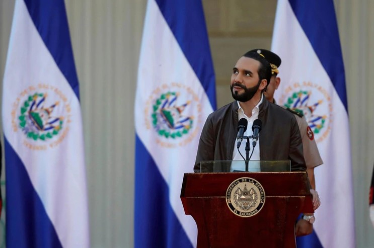 Presidente salvadoreño anunció vacunación de periodistas contra el Covid-19