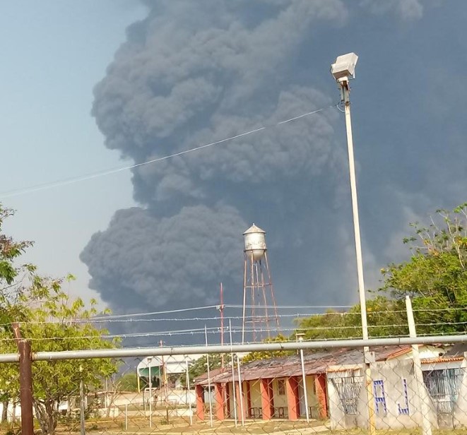 Reportan gran columna de humo en el municipio Valmore Rodríguez en el Zulia