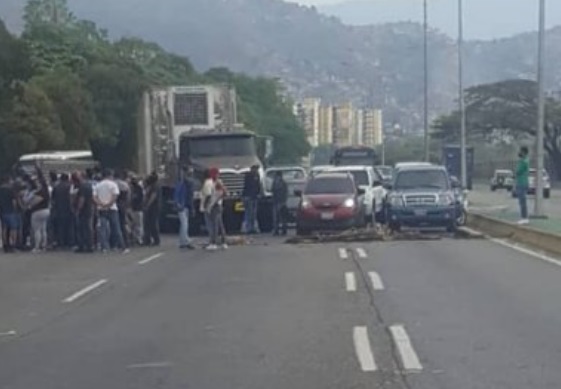 Trancan la autopista Valle-Coche por no vender gasolina a civiles #9Abr (Foto)