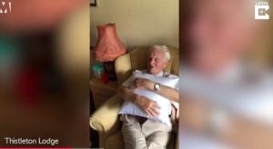 Anciano dormía todas las noches con la foto de su esposa y recibió un conmovedor regalo (VIDEO)