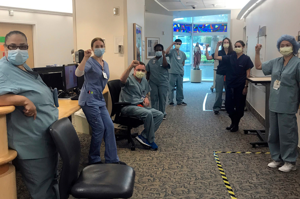 El hospital de California restablece a las enfermeras suspendidas que exigieron máscaras