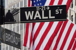Wall Street termina en números rojos después de otra baja tecnológica