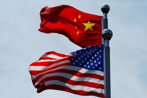 China amenaza con dar una “respuesta apropiada” a sanciones de EEUU contra sus medios